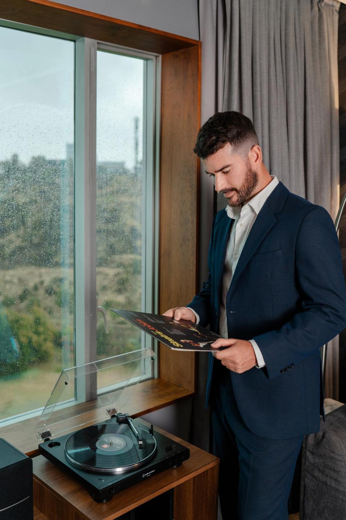 Pullman Santiago Vitacura Exteriér fotografie A man wearing a suit