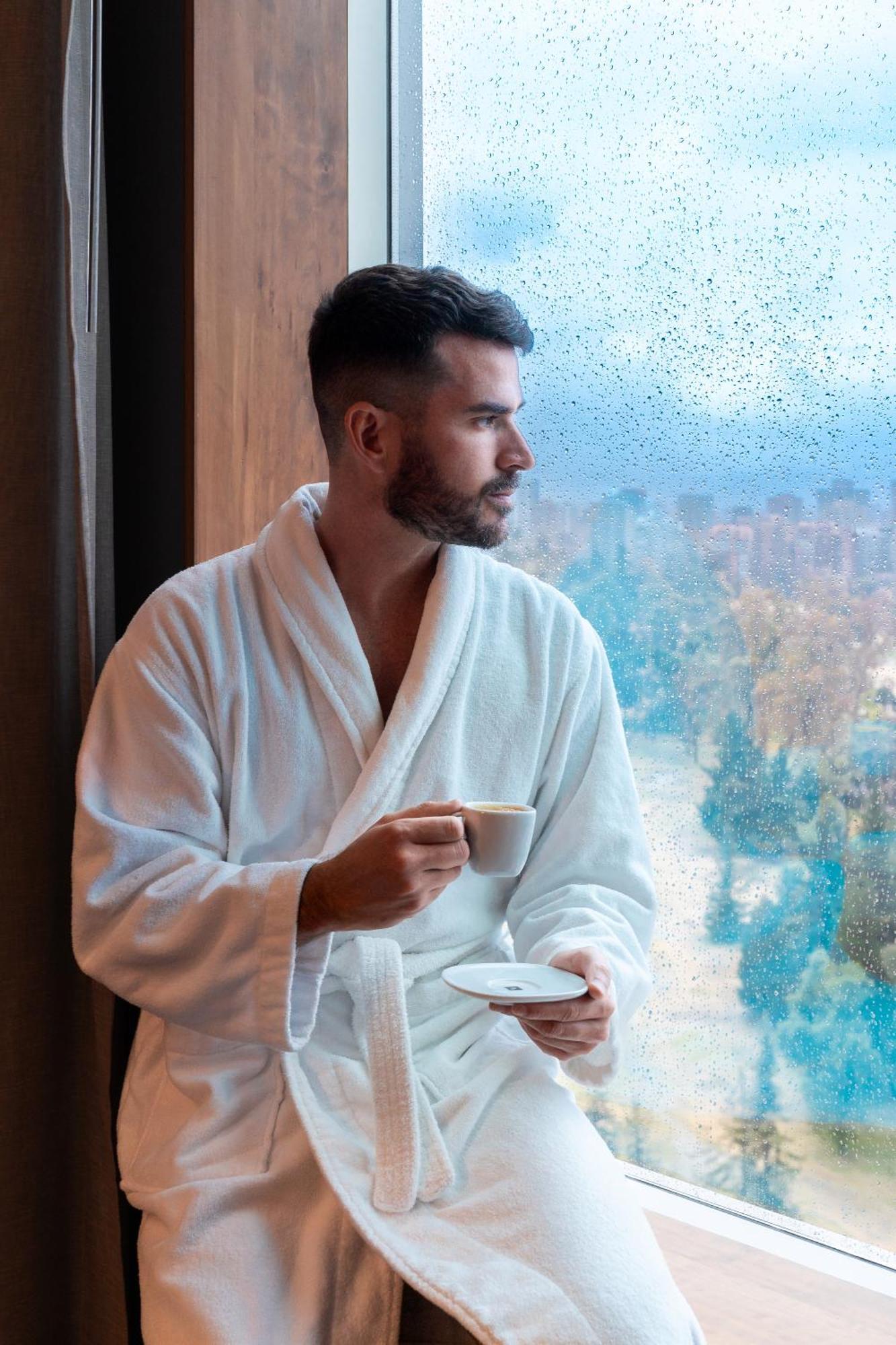 Pullman Santiago Vitacura Exteriér fotografie A man wearing a bathrobe