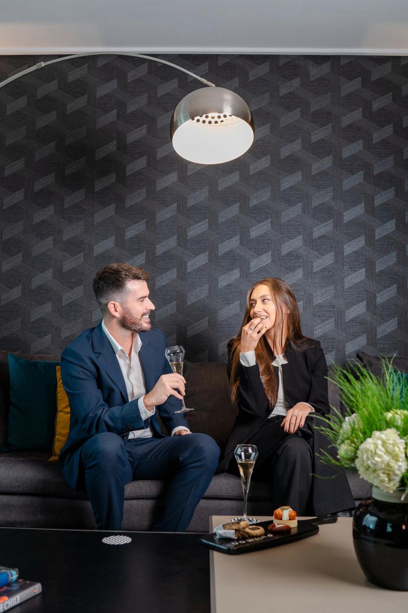 Pullman Santiago Vitacura Exteriér fotografie The hosts of the show, Ben and Kate