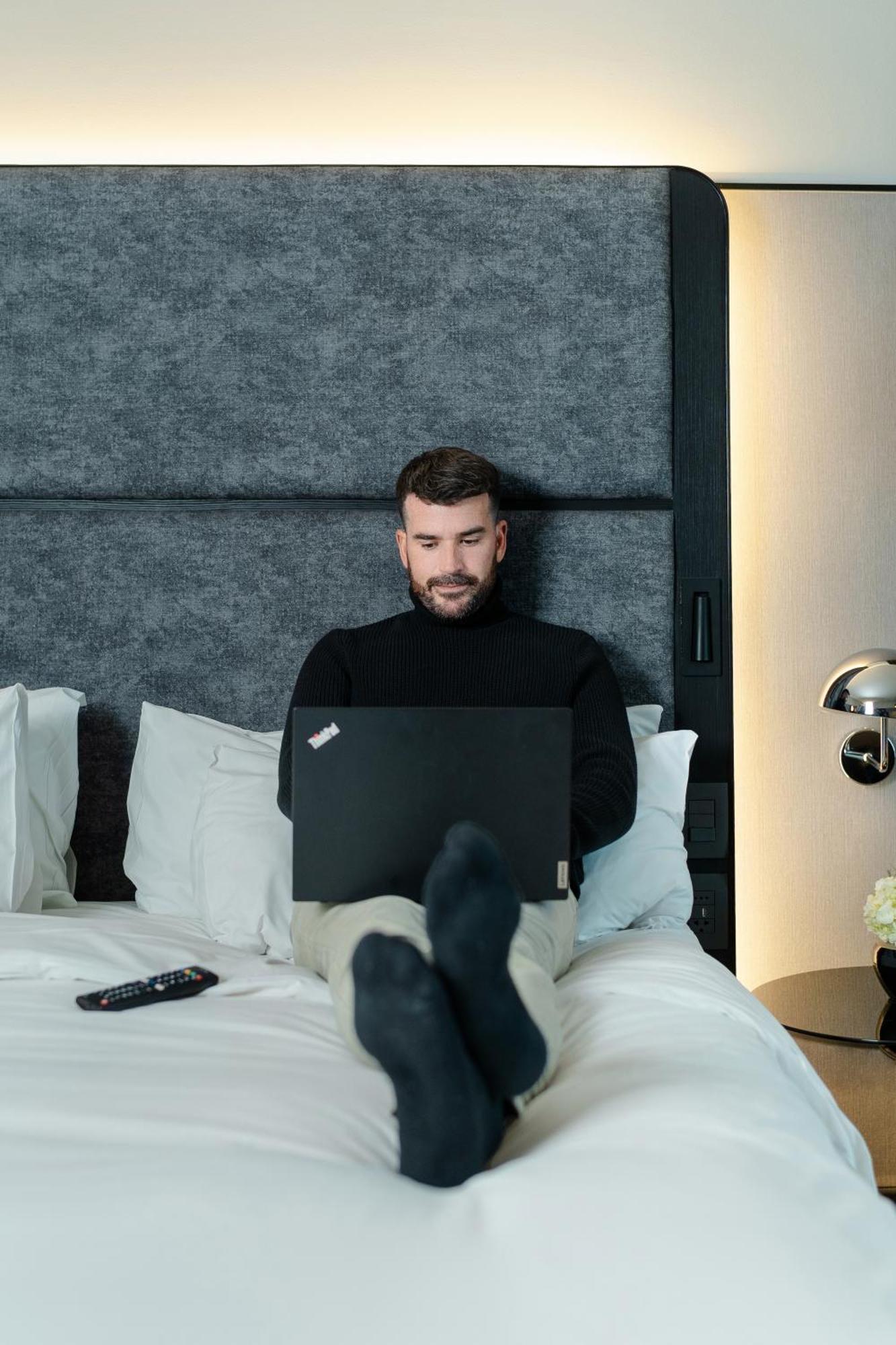 Pullman Santiago Vitacura Exteriér fotografie A man working from home