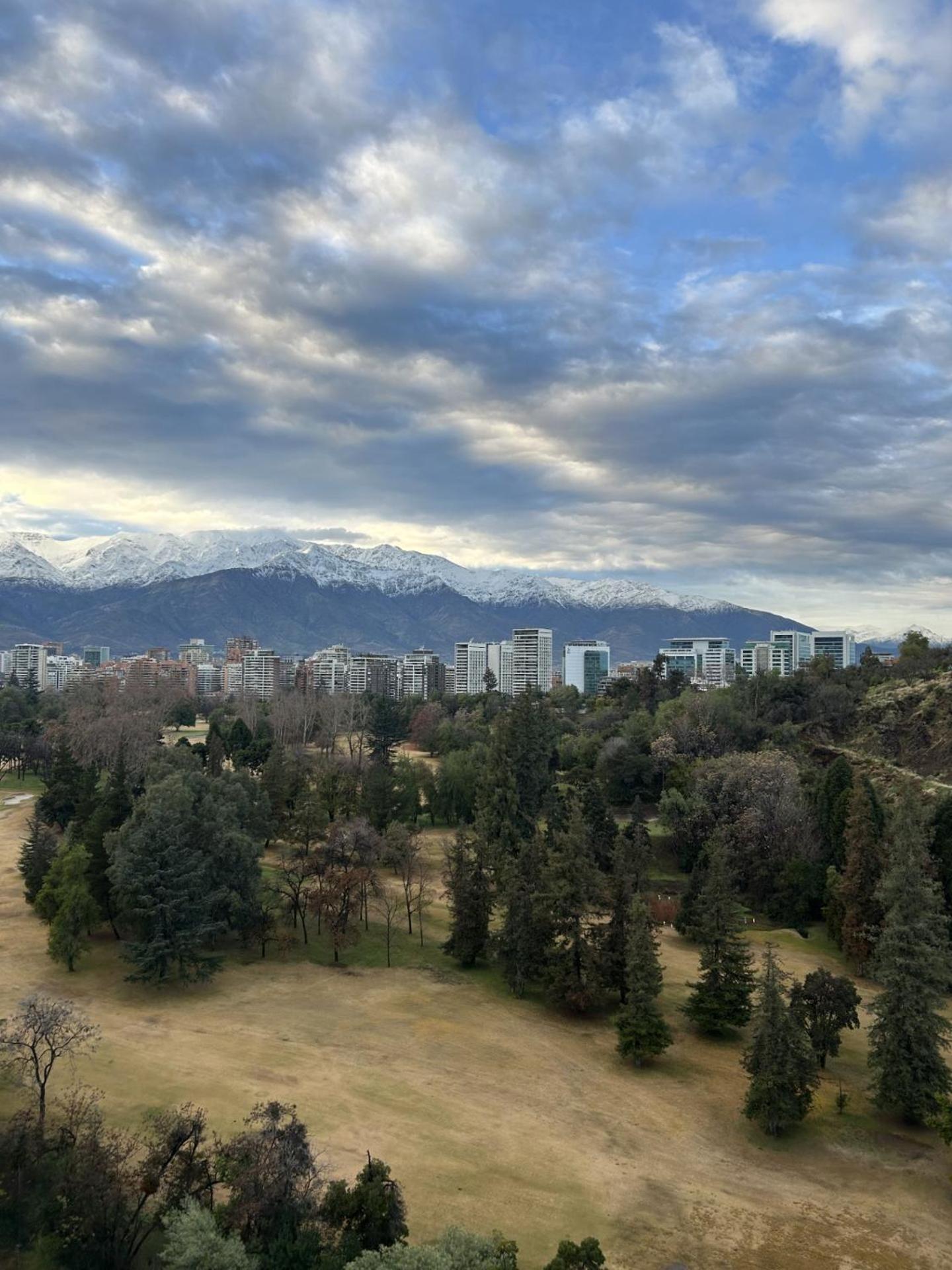 Pullman Santiago Vitacura Exteriér fotografie View of the city from the park